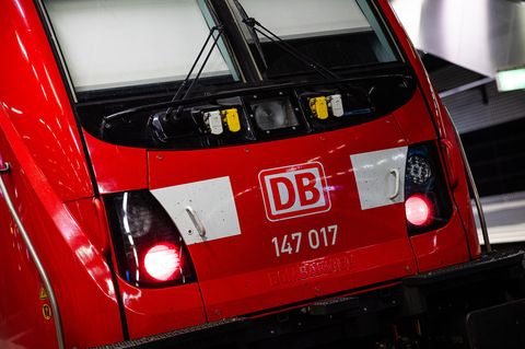 Bahn-Fahrerkabine eines roten Regio-Zuges, in den Fenstern ist der Sichtschutz zugezogen.