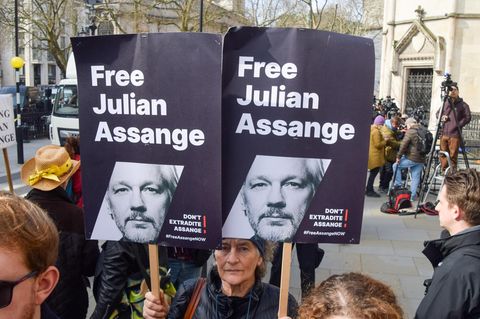 Unterstützer von Julian Assange versammeln sich vor dem High Court in London