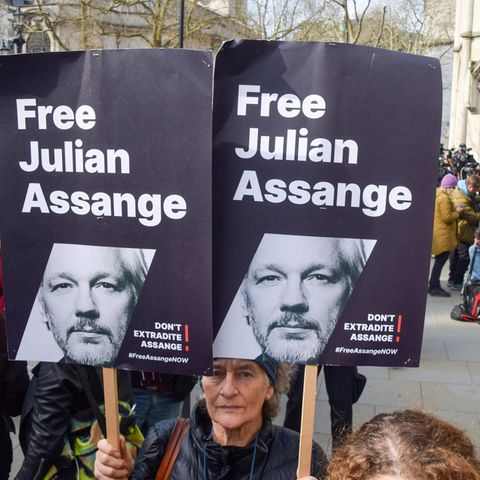 Unterstützer von Julian Assange versammeln sich vor dem High Court in London