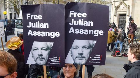 Unterstützer von Julian Assange versammeln sich vor dem High Court in London