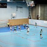 Eine Mädchenmannschaft spielt Handball