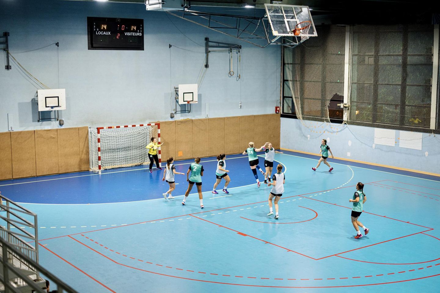 Eine Mädchenmannschaft spielt Handball