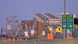 Vereinzelnd stehen noch Teile der Francis Scott Key Bridge in Baltimore. Ein Großteil der Brücke ist allerdings nach der Kollision eingestürzt. Mehrere Fahrzeuge stürzten in den darunter liegenden Fluss. Die Rettungskräfte suchen noch immer nach mehreren Personen im Wasser.