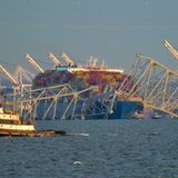 Das Containerschiff hatte kurz vor der Kollision im Hafen von Baltimore (im Hintergrund) abgelegt. Teile der stählernen Brücke sind auf den Bug des rund 300 Meter langen Schiffes gestürzt. Die Crew des Containerschiffs hat nach Angaben des örtlichen Gouverneurs kurz vor dem Zusammenstoß mit der Brücke einen Notruf abgesetzt. So seien Menschenleben gerettet worden, da die Behörden einen Teil des Straßenverkehrs über die Brücke stoppten, sagte Wes Moore vor Reportern. "Diese Leute sind Helden. Sie haben letzte Nacht Leben gerettet."