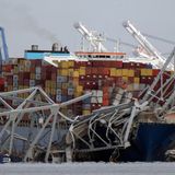 Das Schiff rammte einen Pfeiler der vierspurigen Brücke und brachte sie damit weitgehend zum Einsturz