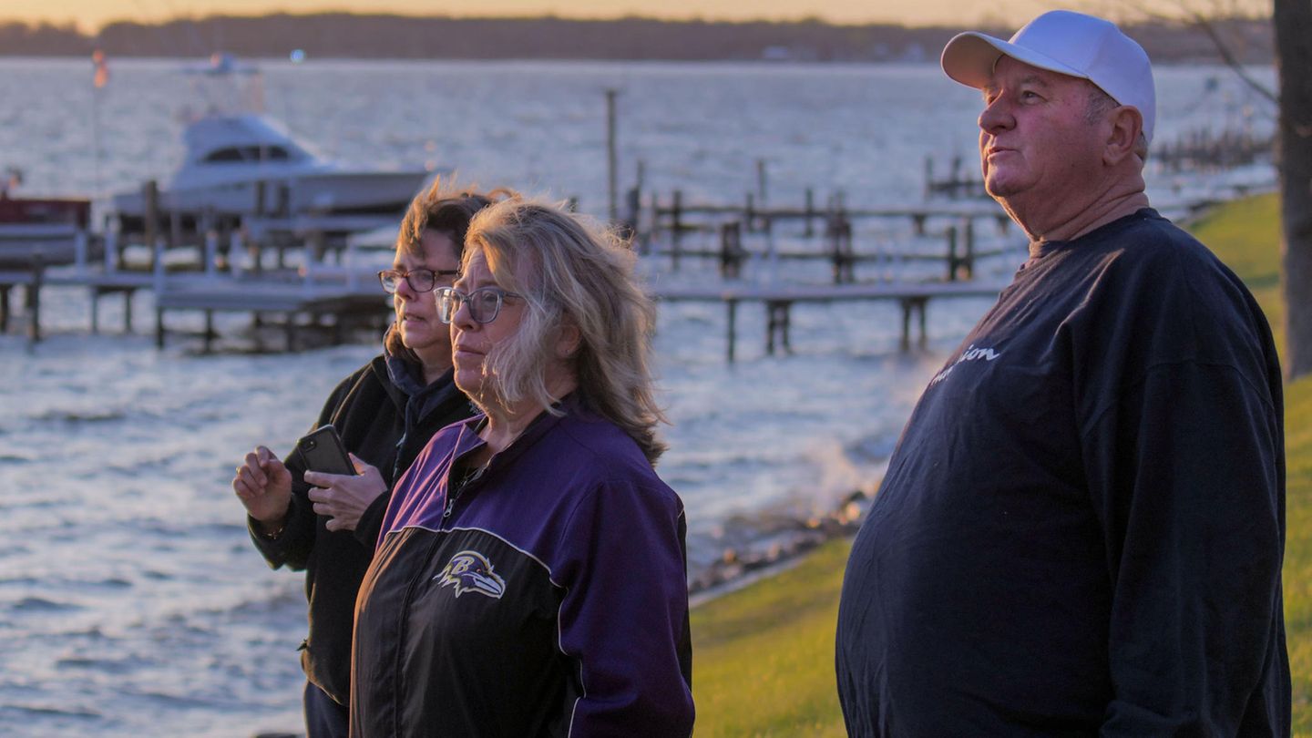 Bewohner aus Riviera Beach, US-Bundesstaat Maryland, beobachten die Rettungs- und Bergungsarbeiten vom Ufer aus