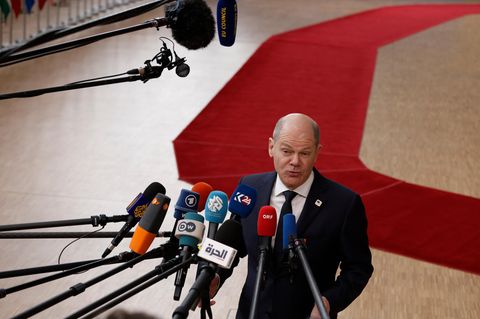 Olaf Scholz gibt auf der Eu Summit eine Pressekonferenz