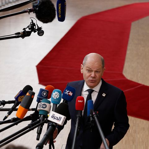 Olaf Scholz gibt auf der Eu Summit eine Pressekonferenz