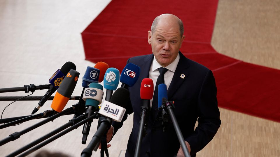 Olaf Scholz gibt eine Pressekonferenz beim EU-Gipfel