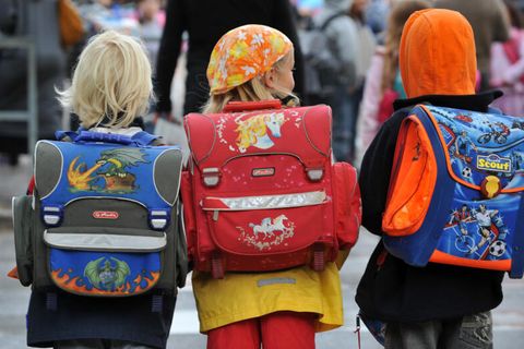 Symbolfoto für Fossilfund in Kalifornien: Schulkinder gehen über eine Straße