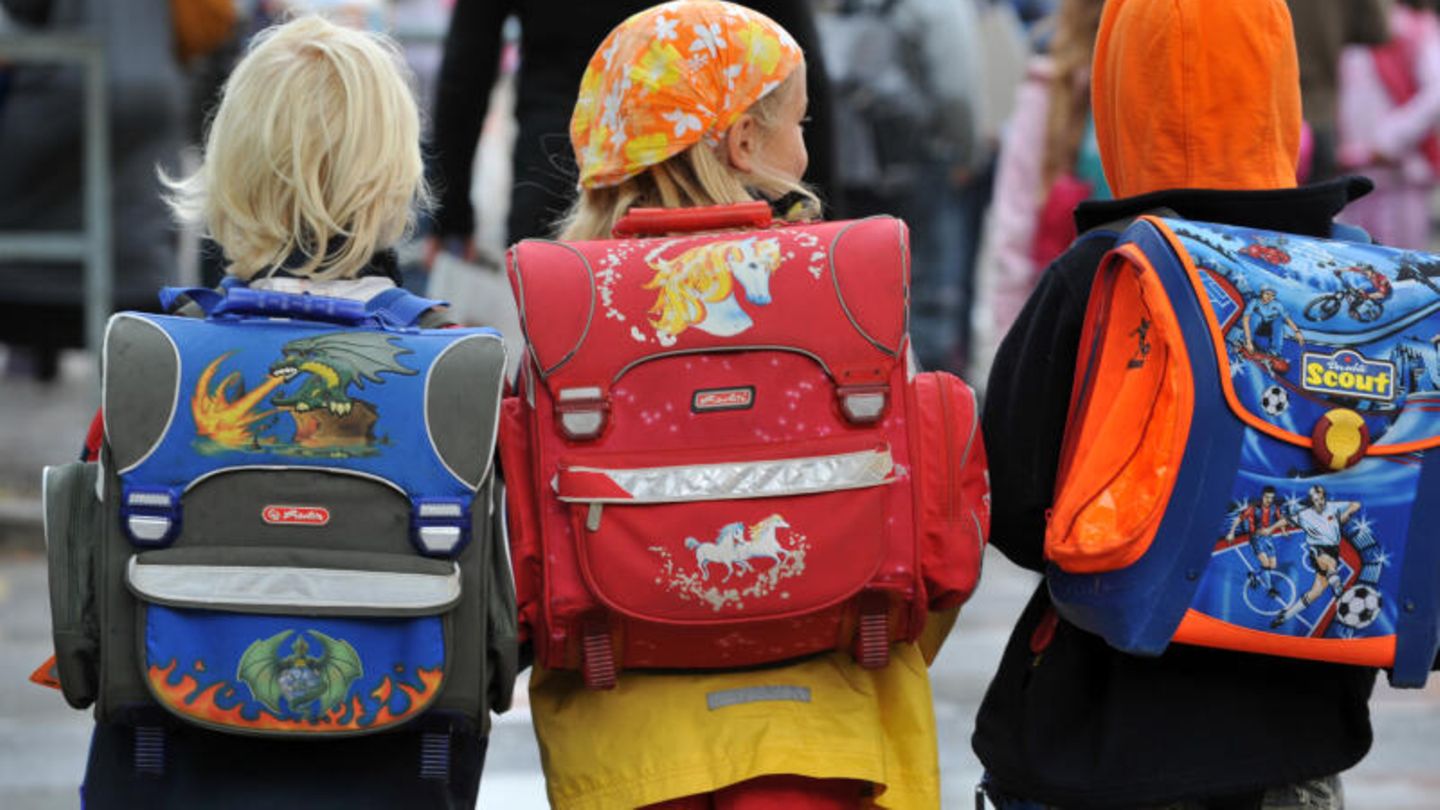 Symbolfoto für Fossilfund in Kalifornien: Schulkinder gehen über eine Straße