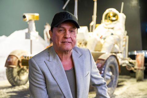 Peter Schilling vor einem Mondmobil