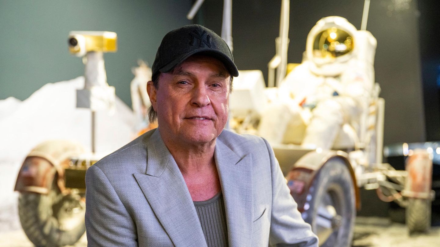 Peter Schilling vor einem Mondmobil
