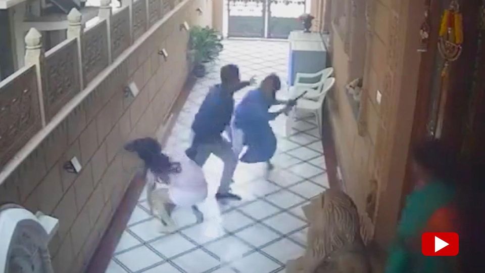 In Indien endet ein bewaffneter Überfall anders als erwartet: Zwei Männer verschaffen sich Zutritt zu einer Wohnung und geben Schüsse ab. Doch die maskierten Männer werden von einem Mutter-Tochter-Duo vertrieben.