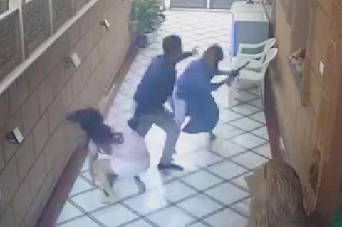 In Indien endet ein bewaffneter Überfall anders als erwartet: Zwei Männer verschaffen sich Zutritt zu einer Wohnung und geben Schüsse ab. Doch die maskierten Männer werden von einem Mutter-Tochter-Duo vertrieben.