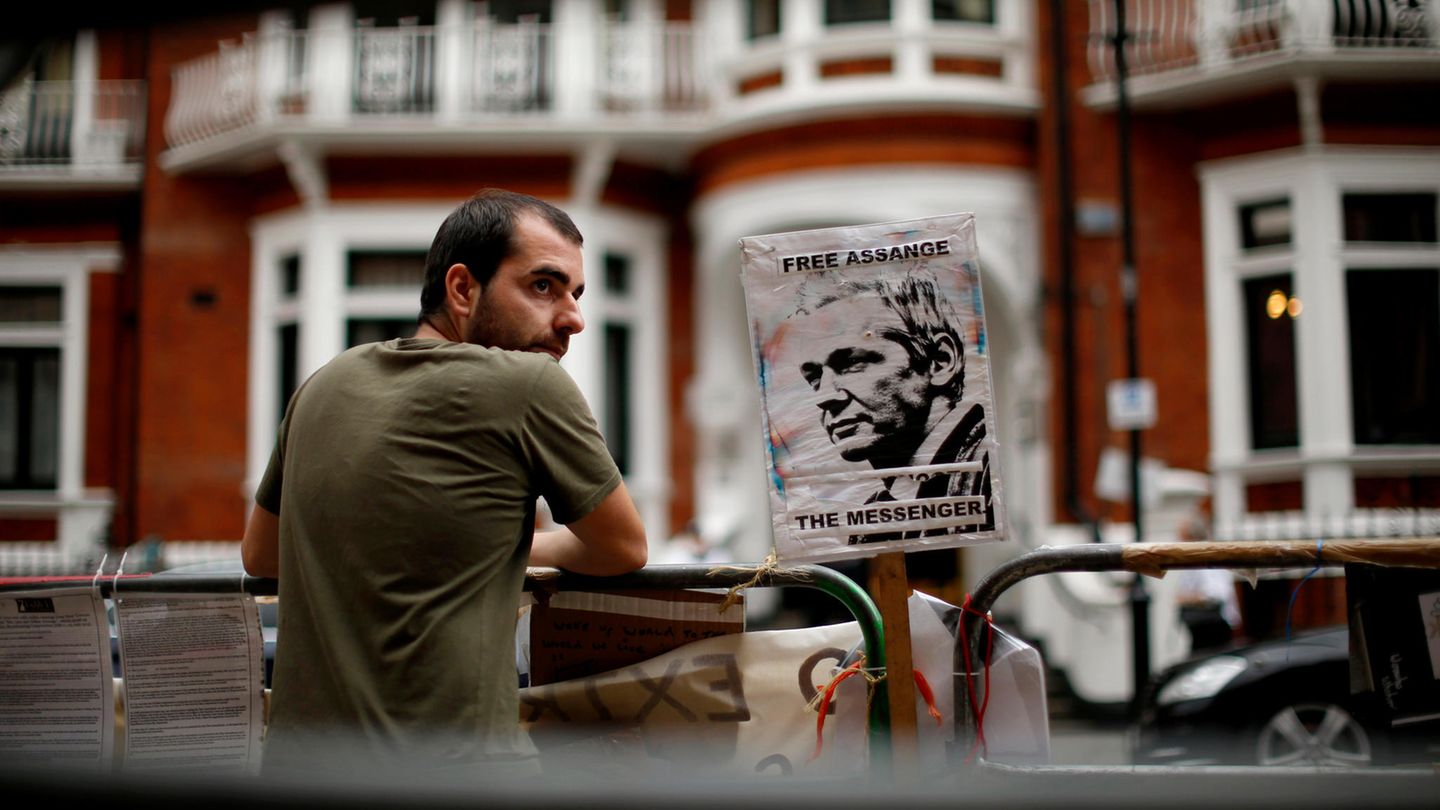 2012  Assange flieht im Juni in die Botschaft Ecuadors in London und beantragt erfolgreich politisches Asyl. Der linken Regierung des südamerikanischen Landes geht es aber nicht nur um Solidarität mit dem Australier. Rafael Correa, der antiimperialistisch gesinnte Präsident, nutzt Assange auch, um ein Zeichen im Kampf gegen den US-amerikanischen Einfluss zu setzen