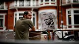 2012  Assange flieht im Juni in die Botschaft Ecuadors in London und beantragt erfolgreich politisches Asyl. Der linken Regierung des südamerikanischen Landes geht es aber nicht nur um Solidarität mit dem Australier. Rafael Correa, der antiimperialistisch gesinnte Präsident, nutzt Assange auch, um ein Zeichen im Kampf gegen den US-amerikanischen Einfluss zu setzen