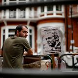 2012  Assange flieht im Juni in die Botschaft Ecuadors in London und beantragt erfolgreich politisches Asyl. Der linken Regierung des südamerikanischen Landes geht es aber nicht nur um Solidarität mit dem Australier. Rafael Correa, der antiimperialistisch gesinnte Präsident, nutzt Assange auch, um ein Zeichen im Kampf gegen den US-amerikanischen Einfluss zu setzen