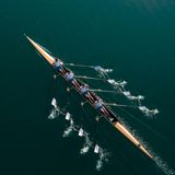 Ein Ruderboot auf einem See
