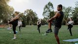 Menschen beim Funktionstraining im Park