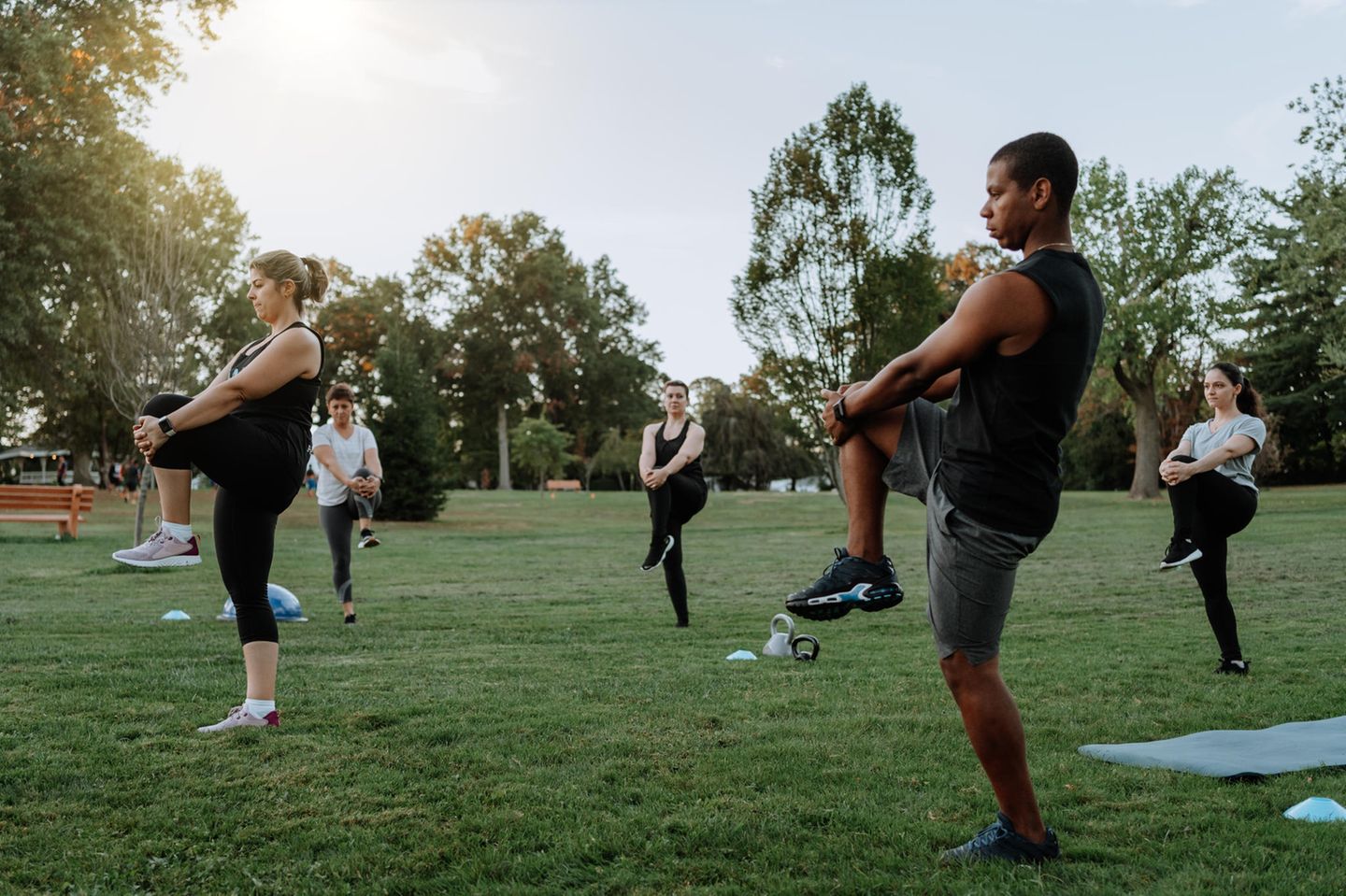 Funktionales Training Menschen beim Funktionstraining im Park