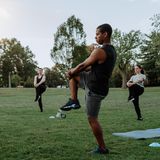 Menschen beim Funktionstraining im Park