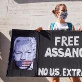  2020  Ende Februar beginnt in London die Hauptanhörung im Auslieferungsverfahren und sogar in Rom demonstrieren Unterstützer für Assanges Freilassung. Wegen der Corona-Pandemie wird der Prozess zwischenzeitlich unterbrochen und erst Anfang September fortgesetzt. Ein Psychiater bescheinigt Assange vor Gericht eine Suizidgefährdung. Der Australier sei hochgradig depressiv und leide unter Halluzinationen. Er habe zudem das Asperger-Syndrom      