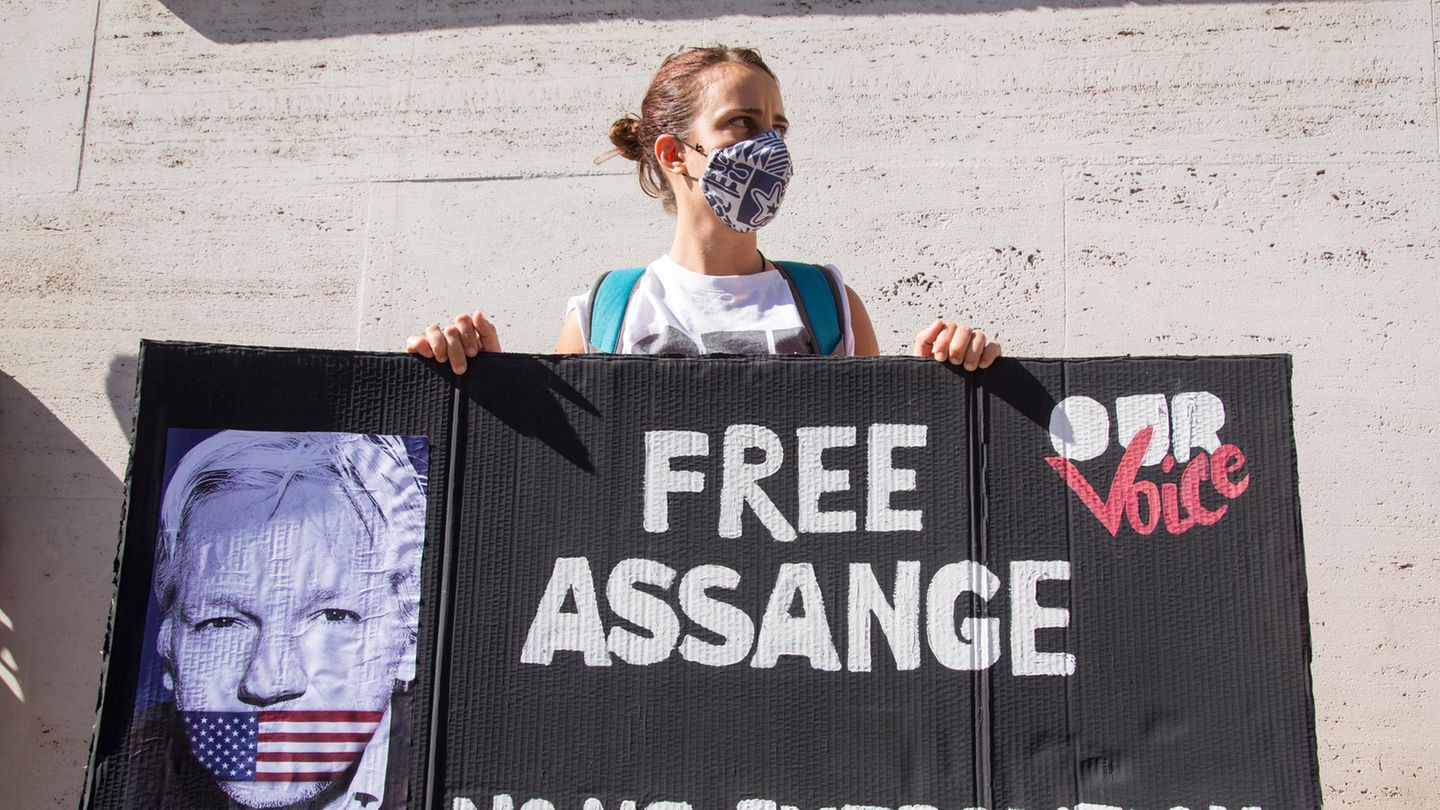 Deal mit US-Justiz: 2020 Ende Februar beginnt in London die Hauptanhörung im Auslieferungsverfahren und sogar in Rom demonstrieren Unterstützer für Assanges Freilassung. Wegen der Corona-Pandemie wird der Prozess zwischenzeitlich unterbrochen und erst Anfang September fortgesetzt. Ein Psychiater bescheinigt Assange vor Gericht eine Suizidgefährdung. Der Australier sei hochgradig depressiv und leide unter Halluzinationen. Er habe zudem das Asperger-Syndrom 2020 Ende Februar beginnt in London die Hauptanhörung im Auslieferungsverfahren und sogar in Rom demonstrieren Unterstützer für Assanges Freilassung. Wegen der Corona-Pandemie wird der Prozess zwischenzeitlich unterbrochen und erst Anfang September fortgesetzt. Ein Psychiater bescheinigt Assange vor Gericht eine Suizidgefährdung. Der Australier sei hochgradig depressiv und leide unter Halluzinationen. Er habe zudem das Asperger-Syndrom