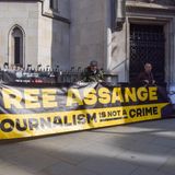 2024  Im Februar wird vor dem High Court in London zwei Tage über die Gewährung eines erneuten Einspruchs Assanges gegen seine Auslieferung verhandelt. Er selbst nimmt nicht an dem Gerichtstermin teil. Seine Frau Stella sagt vor Journalisten, ihr Mann werde sterben, sollte sich seine körperliche und geistige Gesundheit weiter verschlechtern. Im März entscheiden zwei Richter des High Courts, dass über eine Berufung von Assange gegen die Auslieferung erst entschieden werden könne, wenn die USA und Großbritannien bestimmte Garantien abgeben, die Assange ein möglichst faires Verfahren ermöglichen sollen. So fordert das Gericht von den USA, dass der Australier unter dem Schutz der Gesetze zur Meinungsfreiheit stehe und ihm nicht die Todesstrafe drohe.    Im April erklärt US-Präsident Joe Biden, dass die USA ein australisches Ersuchen prüfen, die Strafverfolgung von Assange zu beenden. Am 20. Mai entscheiden die Richter am Londoner High Court, dass die Garantien nicht ausreichen und erlauben Assange, noch einmal in Berufung zu gehen