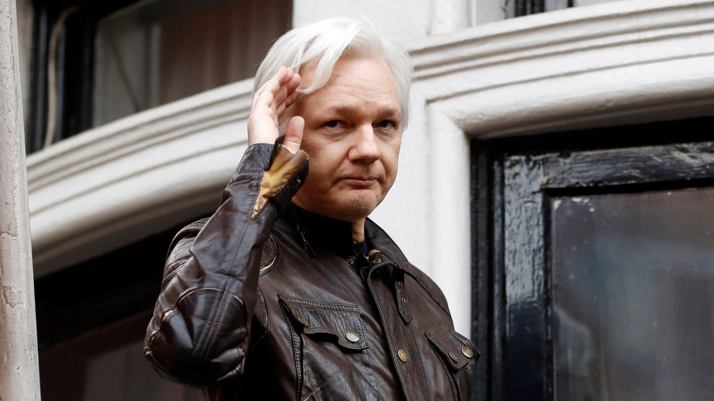 2018  Nach einem Präsidentenwechsel in Ecuador wird es in der Botschaft zunehmend ungemütlich für Assange (das Bild zeigt ihn ebenfalls auf dem Balkon der Botschaft im Jahr 2017). Der neue Staatschef Lenin Moreno leitet einen Kurswechsel ein, um den USA einen Gefallen tun. Assange wird der Internet-Zugang gekappt und er darf keinen Besuch mehr empfangen. Der Security-Dienst, der für ihn verantwortlich ist, spioniert den ungeliebten Gast und seine Kontakte (Freunde, Ärzte, Journalisten, Rechtsanwälte) für die CIA aus. Später werden angebliche Details über Assange und seine Lebensgewohnheiten in der Botschaft veröffentlicht, die ihn diskreditieren sollen