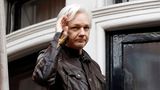2018  Nach einem Präsidentenwechsel in Ecuador wird es in der Botschaft zunehmend ungemütlich für Assange (das Bild zeigt ihn ebenfalls auf dem Balkon der Botschaft im Jahr 2017). Der neue Staatschef Lenin Moreno leitet einen Kurswechsel ein, um den USA einen Gefallen tun. Assange wird der Internet-Zugang gekappt und er darf keinen Besuch mehr empfangen. Der Security-Dienst, der für ihn verantwortlich ist, spioniert den ungeliebten Gast und seine Kontakte (Freunde, Ärzte, Journalisten, Rechtsanwälte) für die CIA aus. Später werden angebliche Details über Assange und seine Lebensgewohnheiten in der Botschaft veröffentlicht, die ihn diskreditieren sollen