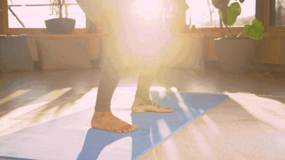 Fitness Eine Frau macht Kniebeugen