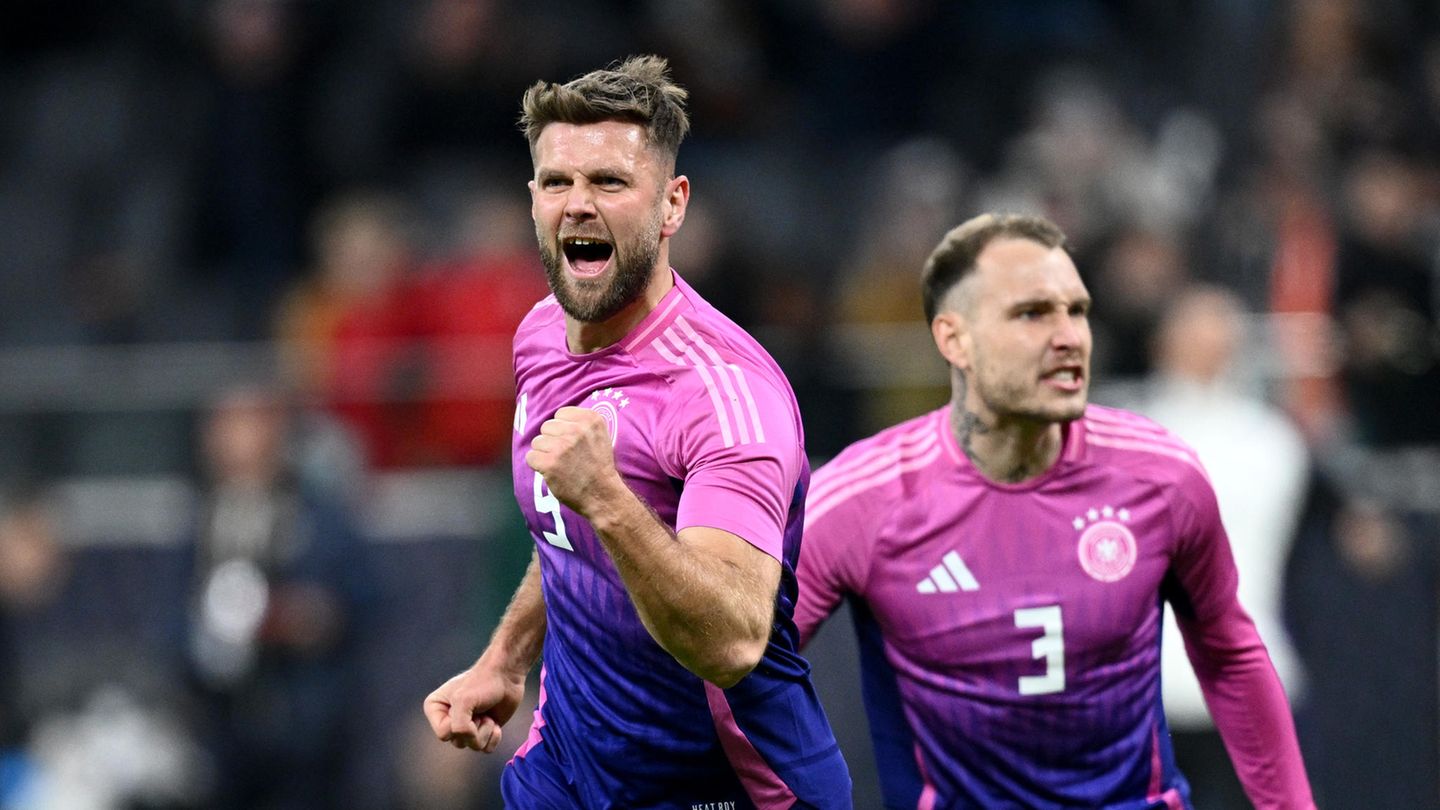 Niclas Füllkrug springt mit geballter Faust in die Luft, nachdem er das 2:1 gegen die Niederlande gemacht hat