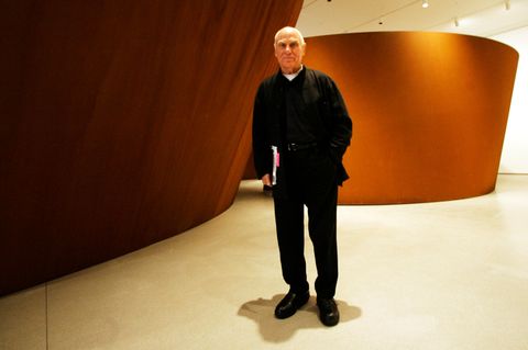 Richard Serra neben dem Werk "Sequence" im Museum of Modern Art
