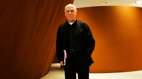 Richard Serra neben dem Werk "Sequence" im Museum of Modern Art