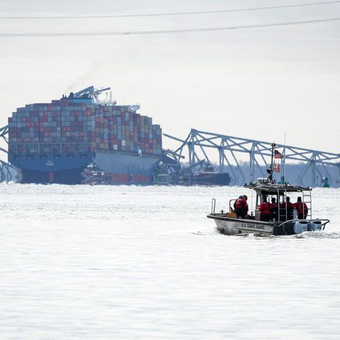 Ein Boot der US-Küstenwache steuert auf das Wrack der eingestürzten Francis Scott Key Brücke in Baltimore zu