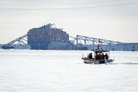 Ein Boot der US-Küstenwache steuert auf das Wrack der eingestürzten Francis Scott Key Brücke in Baltimore zu