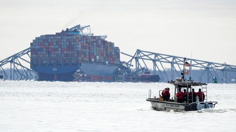Ein Boot der US-Küstenwache steuert auf das Wrack der eingestürzten Francis Scott Key Brücke in Baltimore zu
