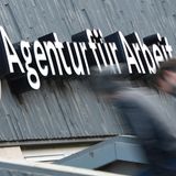 Zwei Männer sind auf dem Weg zur Agentur für Arbeit