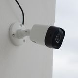 Der Ferienwohnungsvermittler Airbnb will Sicherheitskameras aus dem Inneren von auf der Plattform angebotenen Unterkünften verbannen. Die neue Regelung gilt laut Unternehmen weltweit ab dem 30. April und soll dem Schutz der Privatsphäre dienen.  Außenkameras bleiben erlaubt, zur Sicherheit und um sicherzustellen, dass keine Unbefugten die Wohnungen betreten. Aber auch hier werden die Regeln verschärft: So müssen die Vermieter genau offenlegen, wo solche Außenkameras angebracht sind. Die Kameras dürfen außerdem nicht auf Bereiche wie Außenduschen oder Saunas gerichtet sein.