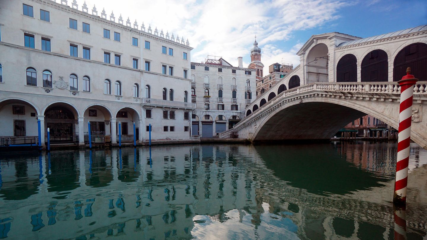 Gebühr für Tagestouristen in Venedig Die Rialtobrücke spiegelt sich im Canal Grande in Venedig