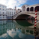 Die Rialtobrücke spiegelt sich im Canal Grande in Venedig