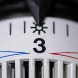 Das Thermostat einer Heizung steht auf Stufe drei
