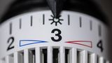 Das Thermostat einer Heizung steht auf Stufe drei