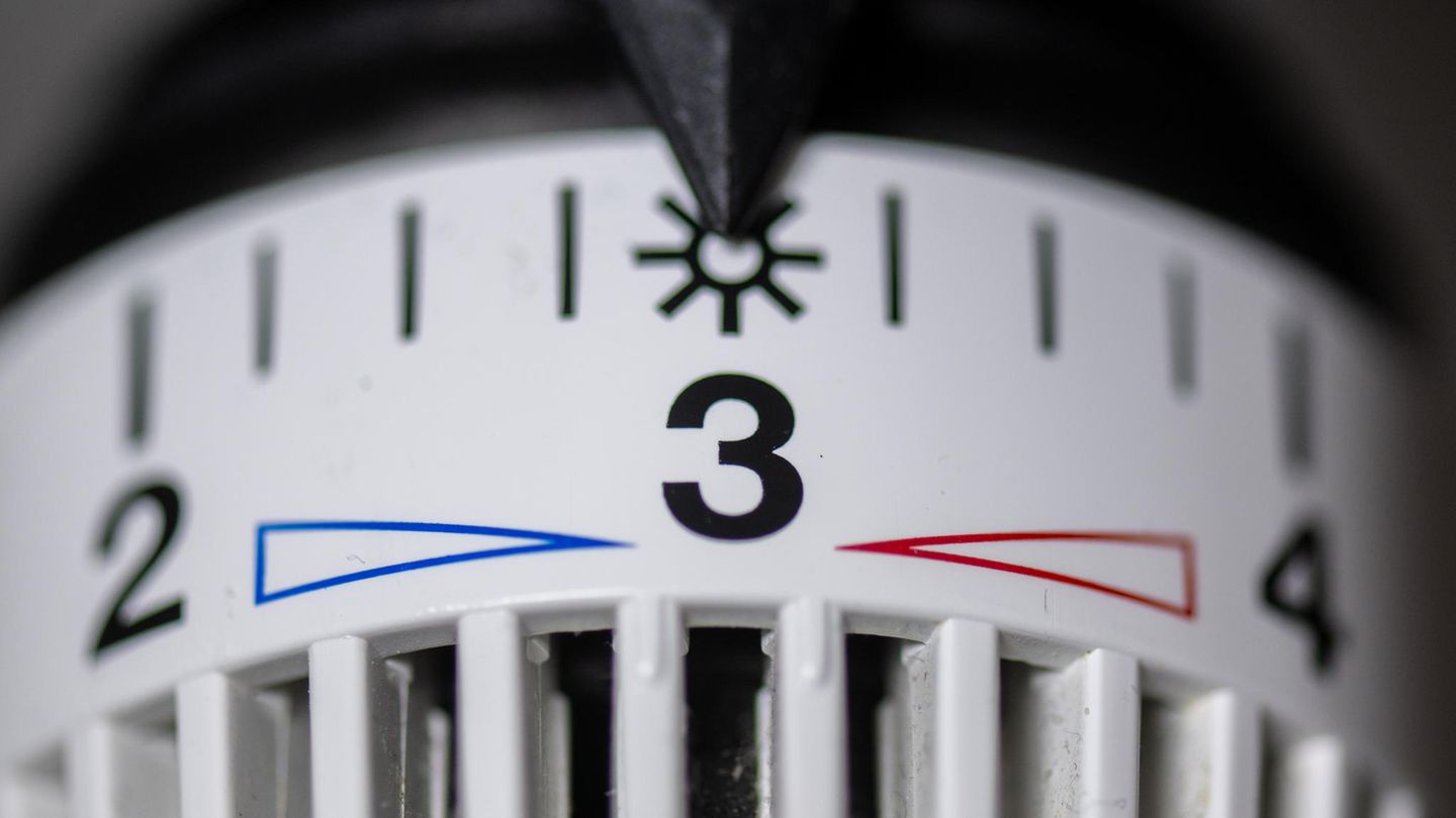 Das Thermostat einer Heizung steht auf Stufe drei