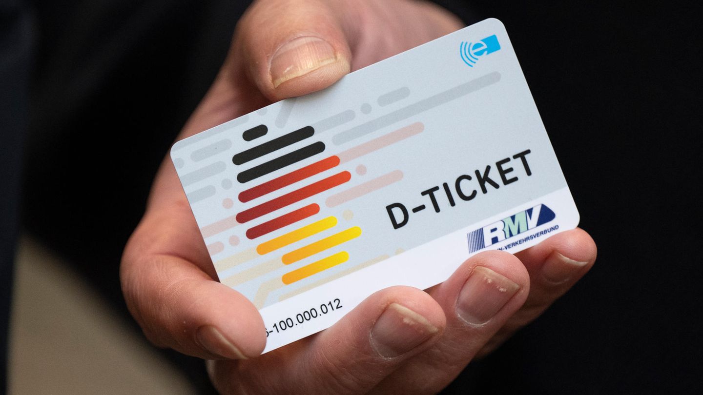 Deutschlandticket für Studenten Studenten vieler Hochschulen erhalten zum Beginn des Sommersemesters ein vergünstigtes Deutschlandticket für 29,40 Euro im Monat und können damit bundesweit Busse und Bahnen nutzen. Allerdings machen einige Hochschulen noch nicht oder gar nicht mit – etwa dort, wo das bisherige Semesterticket günstiger ist.