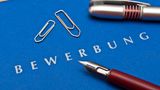 Wer bei der Berufswahl noch unentschieden ist, kommt ab April möglicherweise für ein gefördertes Berufsorientierungspraktikum infrage. Dabei übernimmt der Staat bei kurzen, auch überregionalen Praktika Fahrt- und Unterkunftskosten.