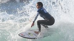 Eine Surferin in Australien reitet eine Weile