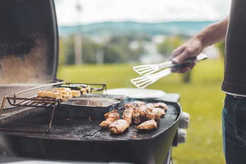 Gasgrill Zubehör: Käse und Fleisch liegen auf einem Gasgrill