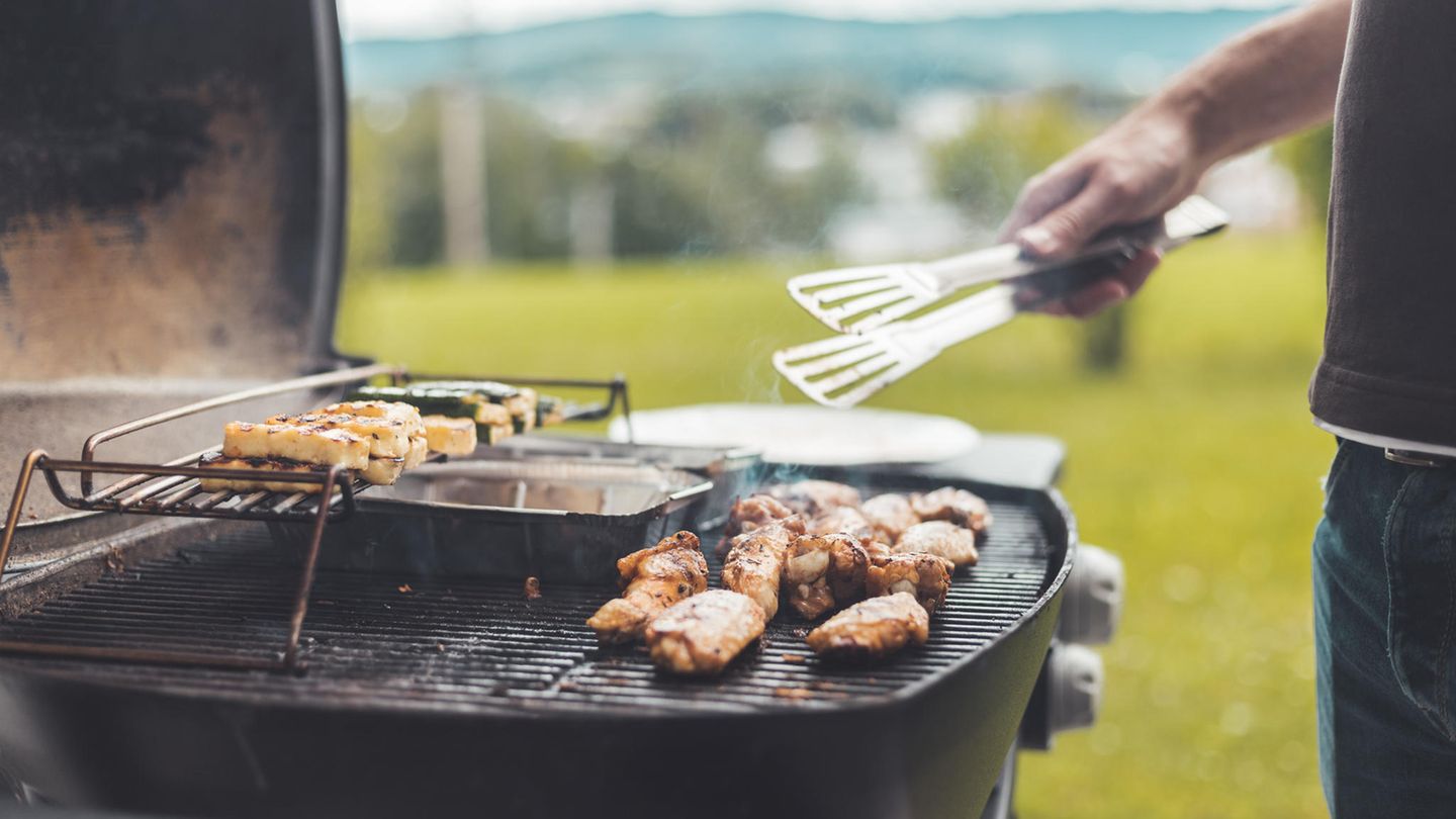 Gasgrill Zubehör: Käse und Fleisch liegen auf einem Gasgrill